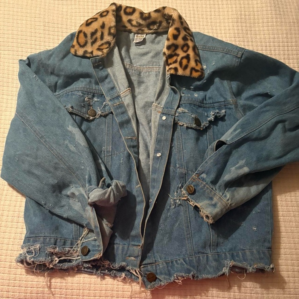 Vintage Blue Denim Jacket with Leopard Print Collar